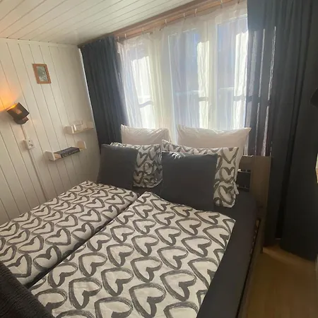 Апартаменти Cosy In Heritage Protected Swiss