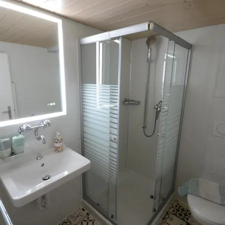 Апартаменти Cosy In Heritage Protected Swiss